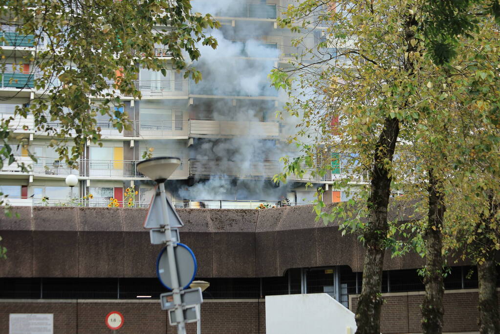 Felle uitslaande brand in flatgebouw