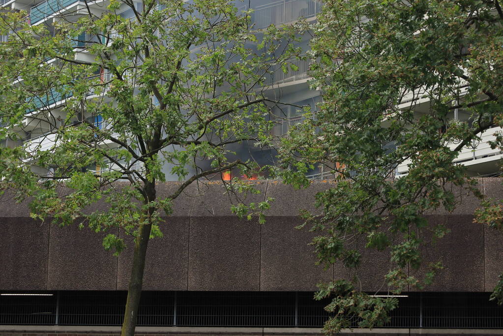 Felle uitslaande brand in flatgebouw