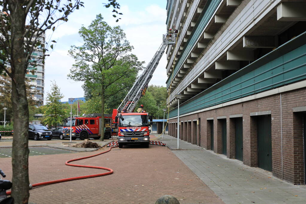 Felle uitslaande brand in flatgebouw