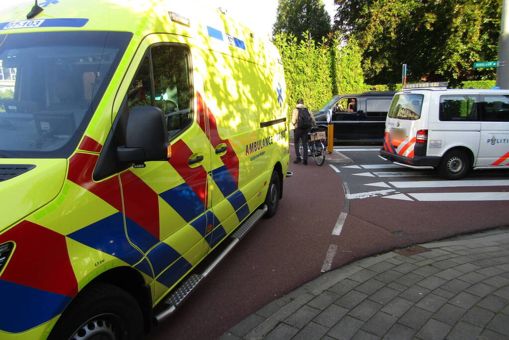 Fietser en automobilist in botsing