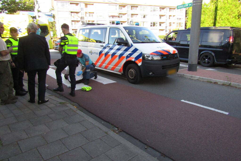 Fietser en automobilist in botsing