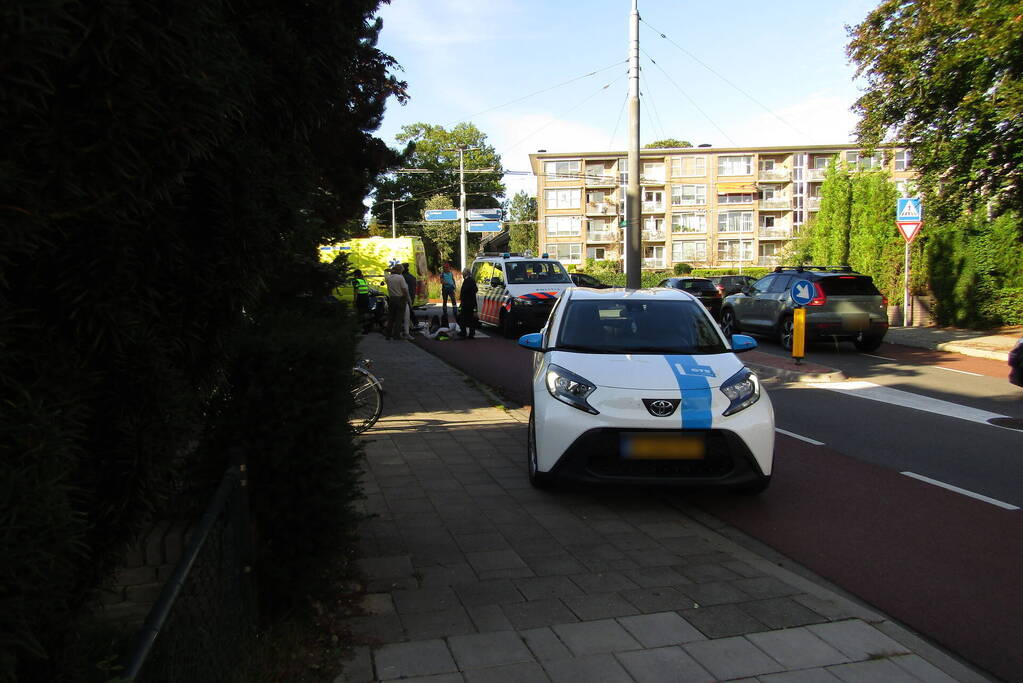 Fietser en automobilist in botsing