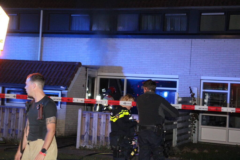 Rookontwikkeling uit woning, persoon naar ziekenhuis