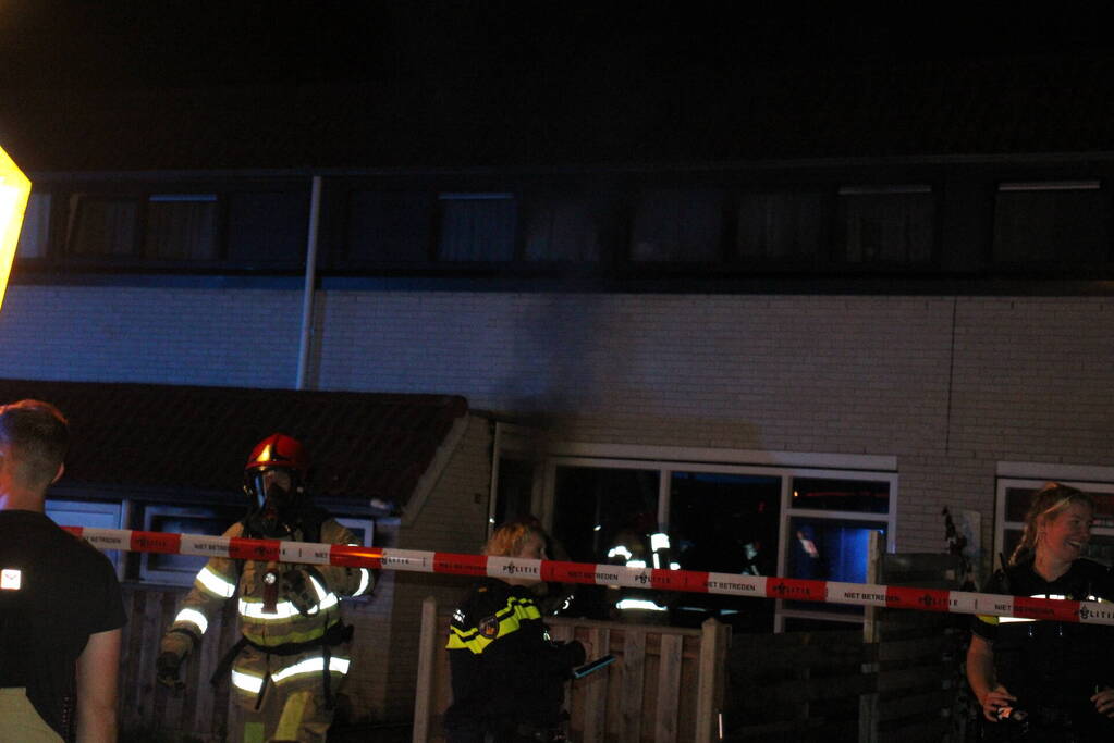 Rookontwikkeling uit woning, persoon naar ziekenhuis