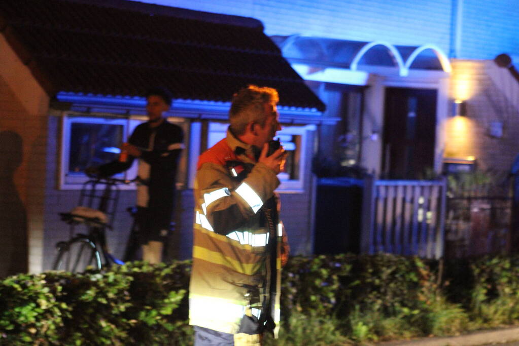 Rookontwikkeling uit woning, persoon naar ziekenhuis