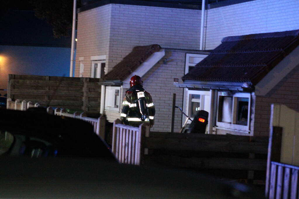 Rookontwikkeling uit woning, persoon naar ziekenhuis