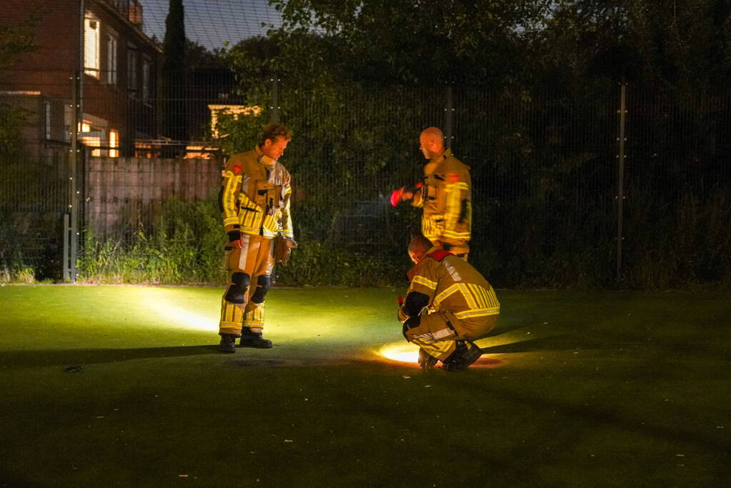 Vuurwerkbom en nitraten aangetroffen op voetbalveldje