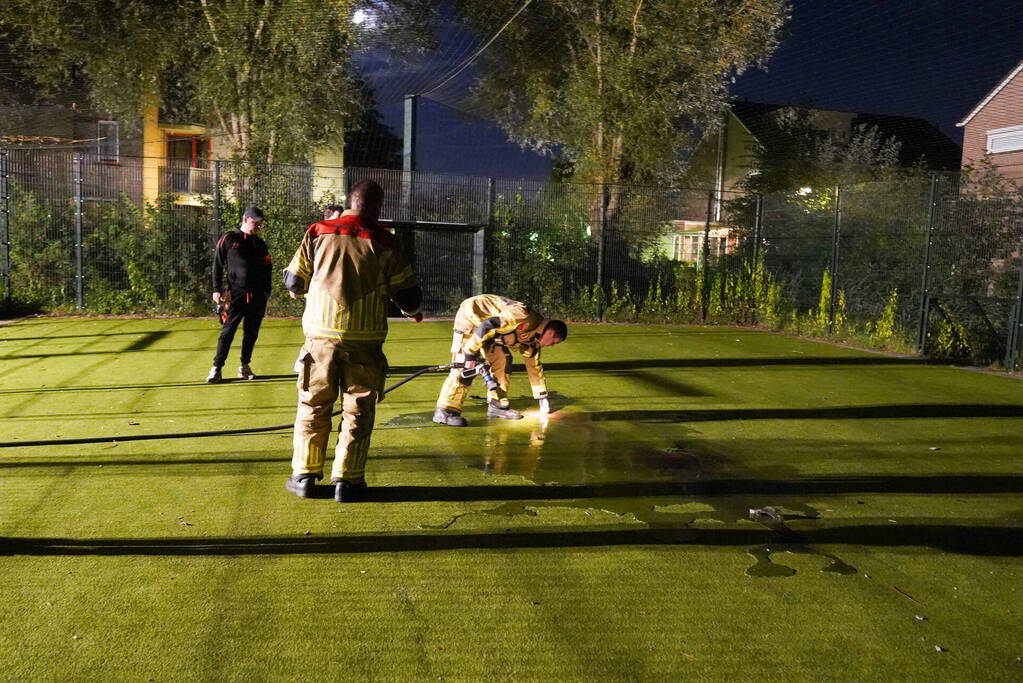 Vuurwerkbom en nitraten aangetroffen op voetbalveldje