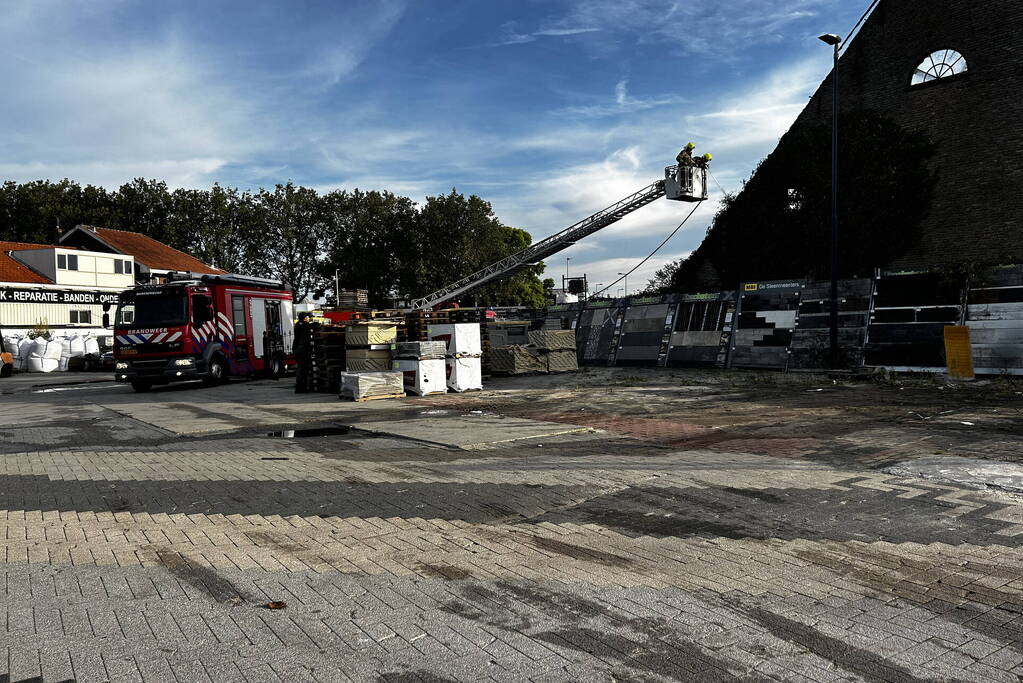 Brandweer blust na bij uitgebrande boerderij