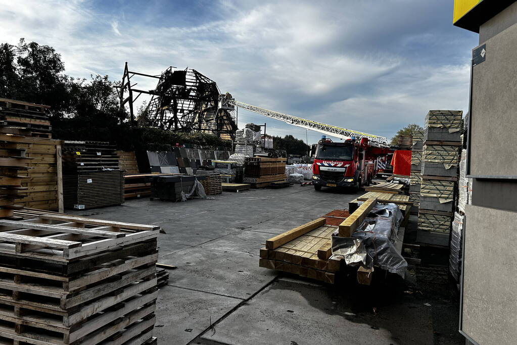 Brandweer blust na bij uitgebrande boerderij