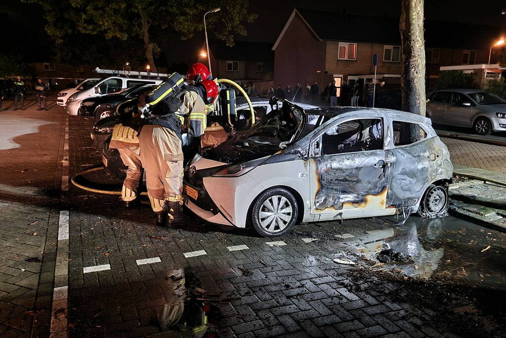 Twee auto's zwaar beschadigd door brand