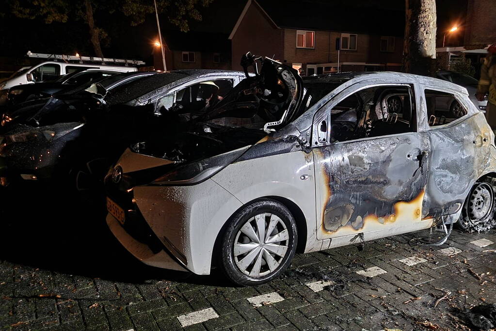 Twee auto's zwaar beschadigd door brand