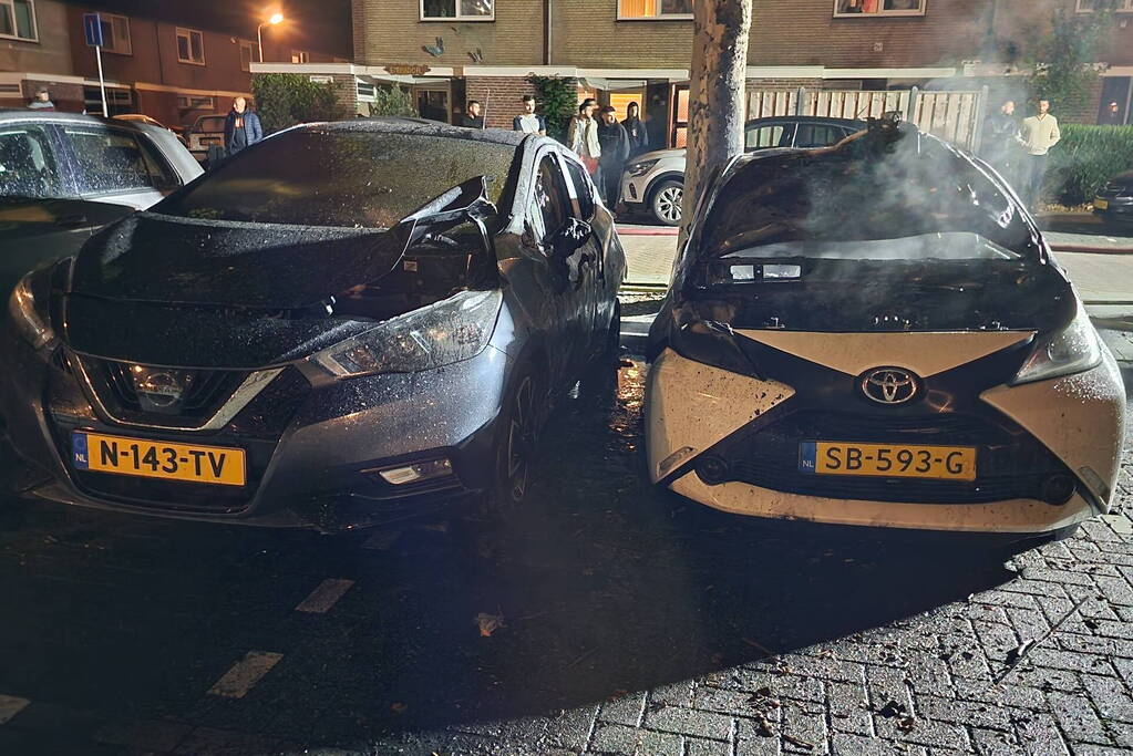 Twee auto's zwaar beschadigd door brand