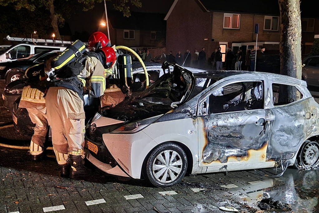 Twee auto's zwaar beschadigd door brand