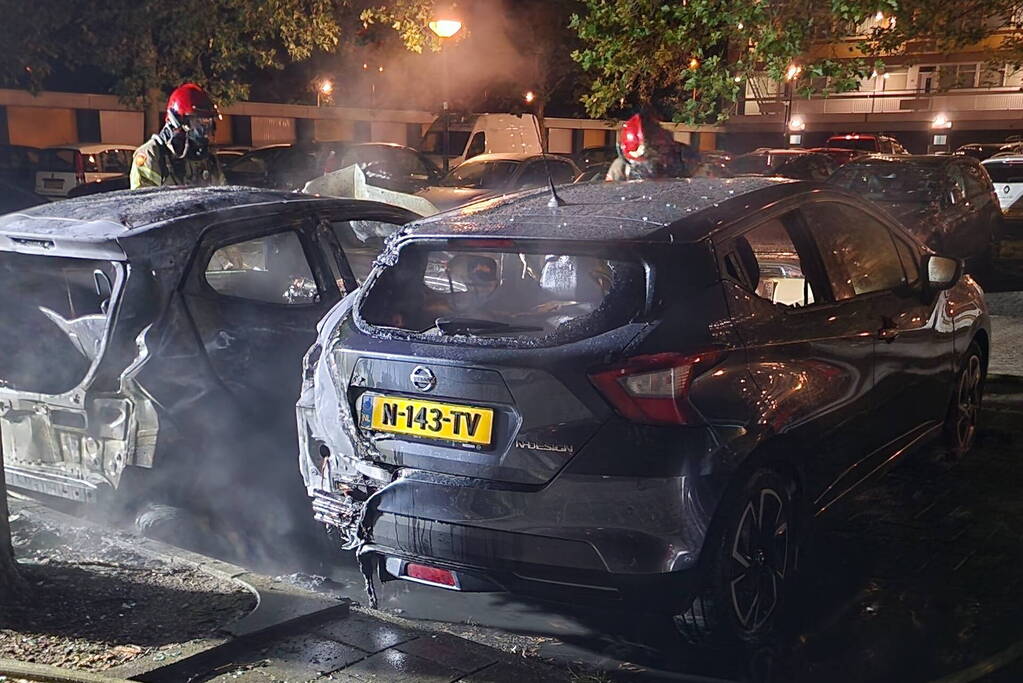 Twee auto's zwaar beschadigd door brand