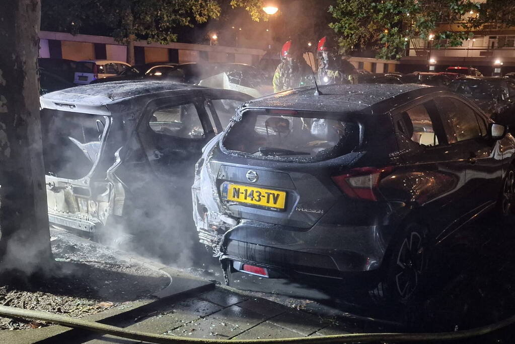 Twee auto's zwaar beschadigd door brand