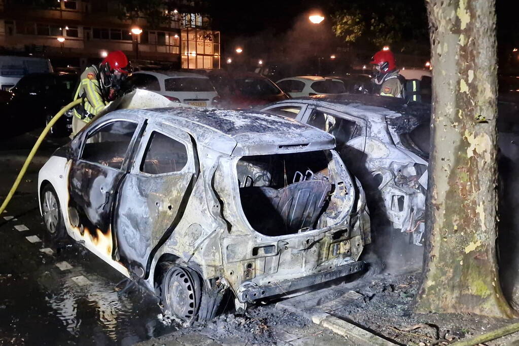 Twee auto's zwaar beschadigd door brand