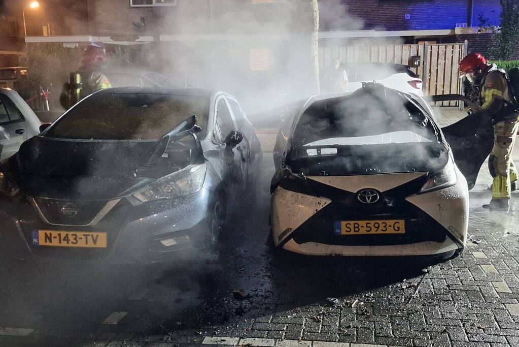 Twee auto's zwaar beschadigd door brand