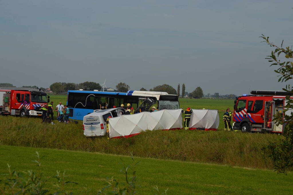 Ernstige aanrijding tussen taxibus en lijnbus