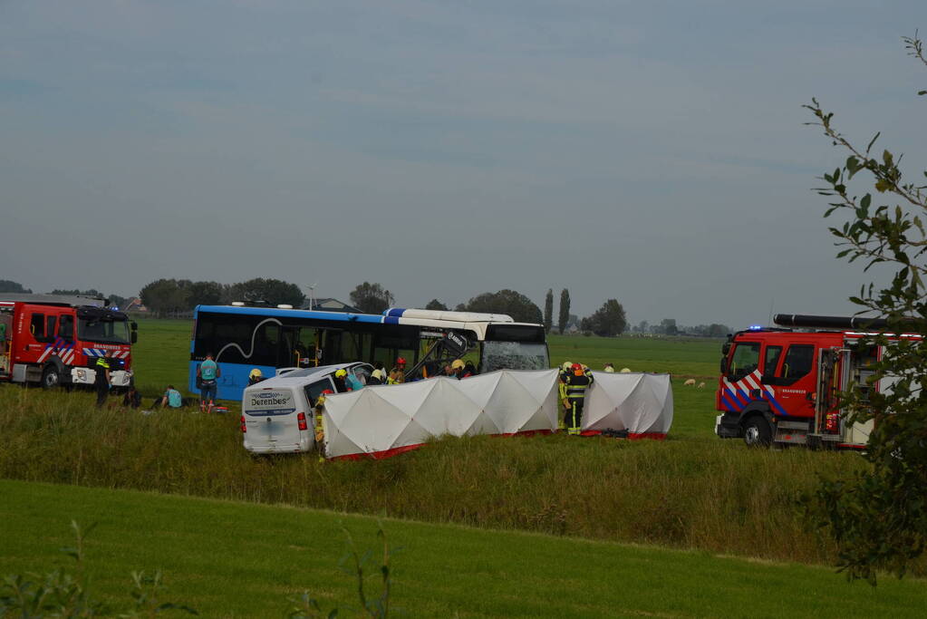 Ernstige aanrijding tussen taxibus en lijnbus