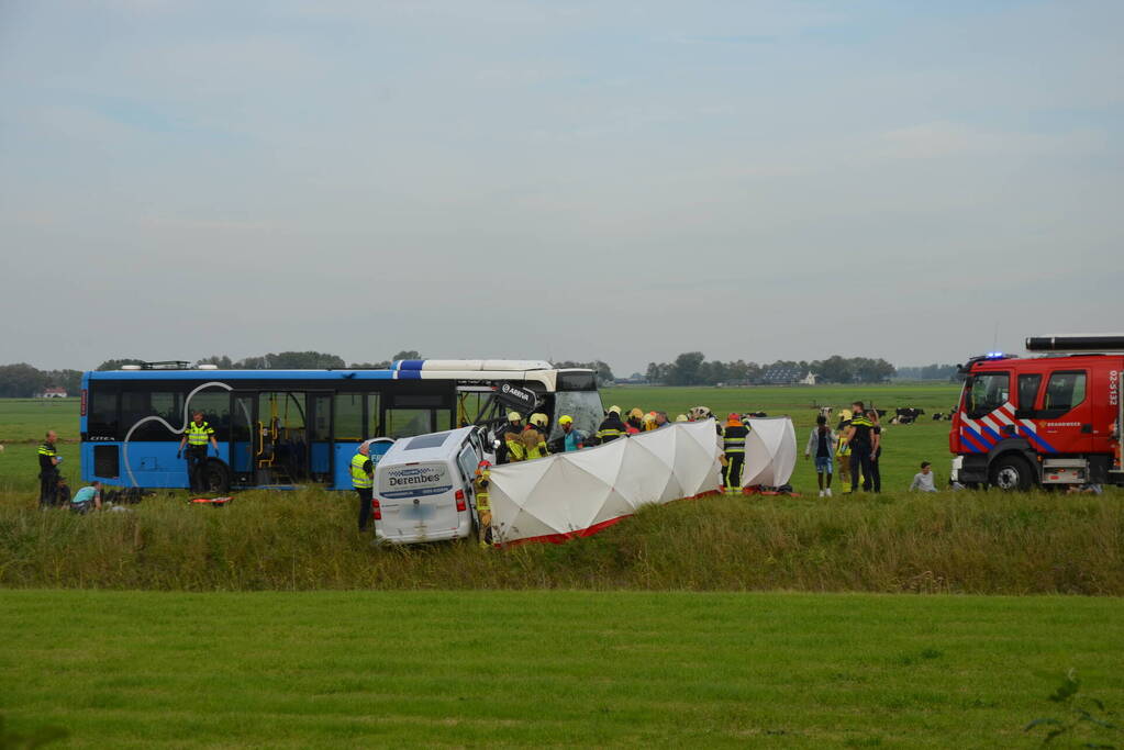 Ernstige aanrijding tussen taxibus en lijnbus