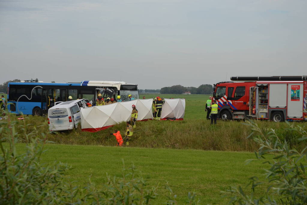 Ernstige aanrijding tussen taxibus en lijnbus