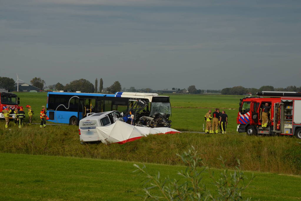 Ernstige aanrijding tussen taxibus en lijnbus