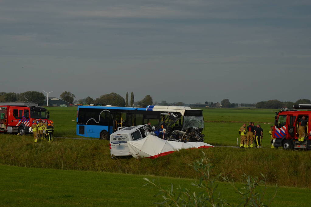 Ernstige aanrijding tussen taxibus en lijnbus