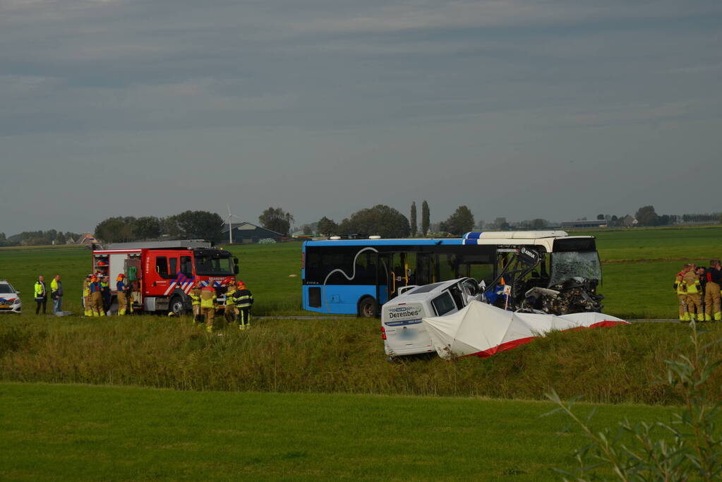 Ernstige aanrijding tussen taxibus en lijnbus