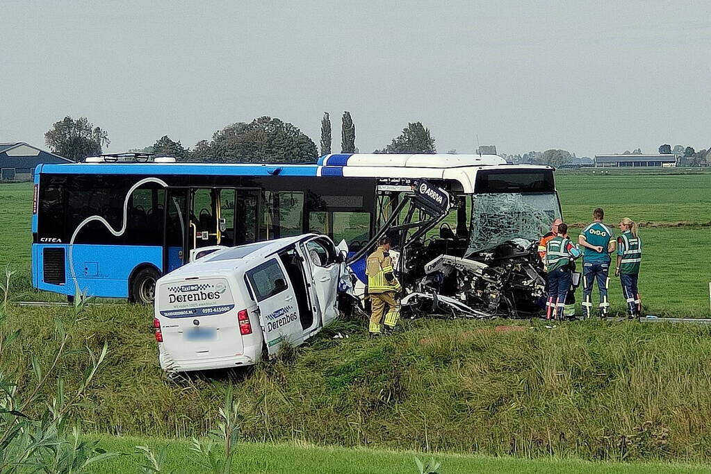 Ernstige aanrijding tussen taxibus en lijnbus