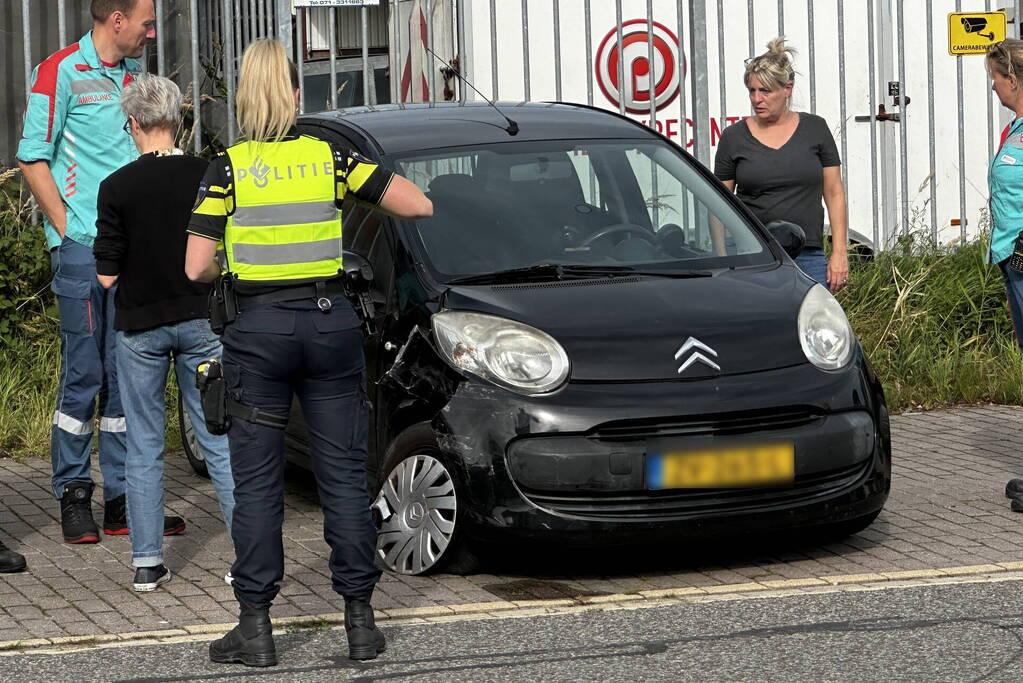 Schade na botsing tussen personenauto's