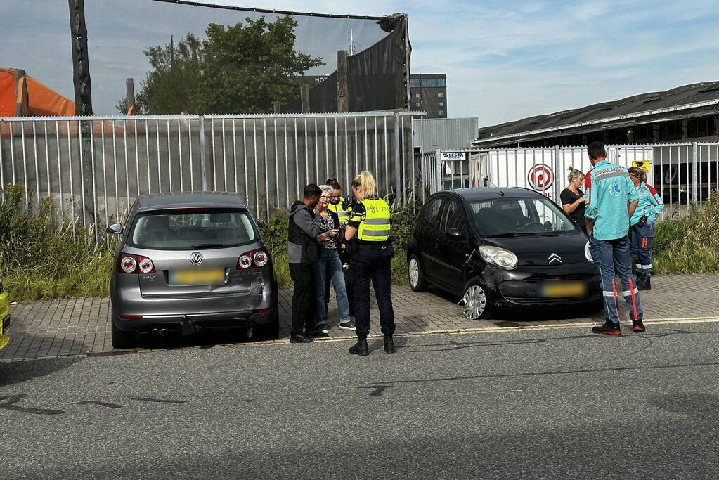 Schade na botsing tussen personenauto's