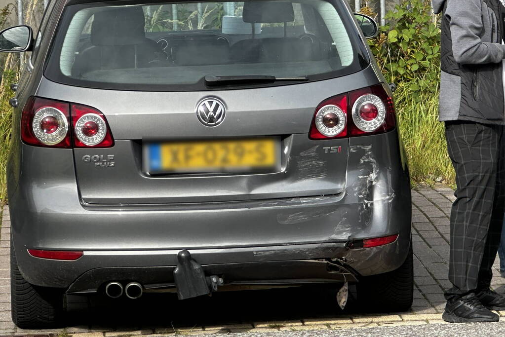 Schade na botsing tussen personenauto's