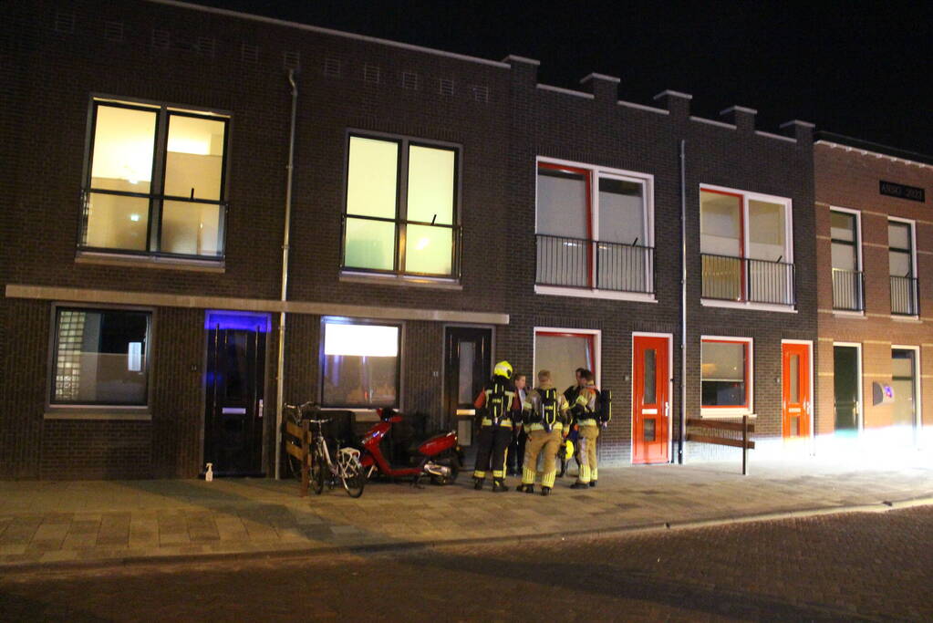 Brandweer doet onderzoek naar brandlucht