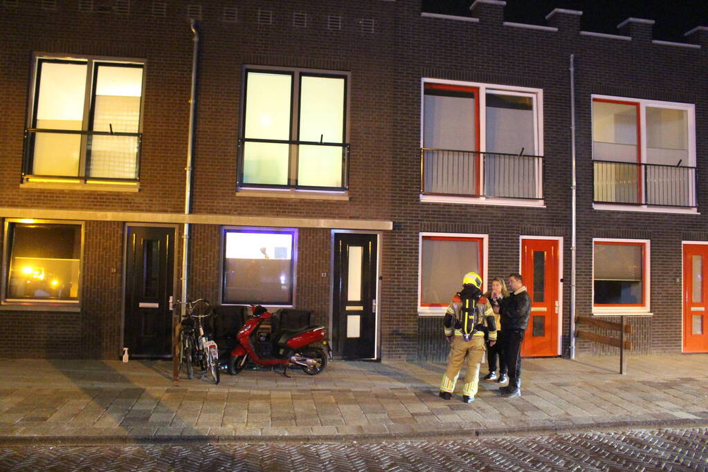 Brandweer doet onderzoek naar brandlucht