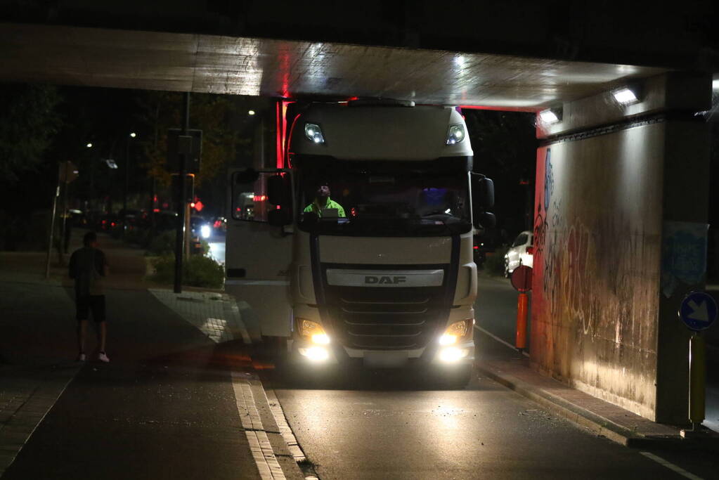 Verstoring treinverkeer door klemgereden vrachtwagen