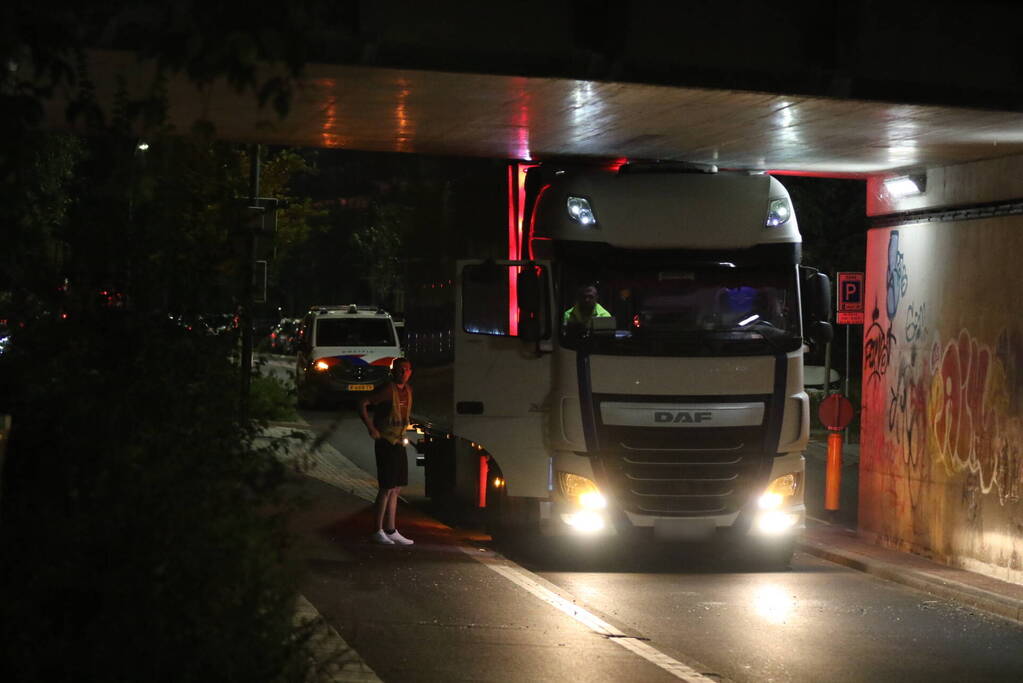 Verstoring treinverkeer door klemgereden vrachtwagen