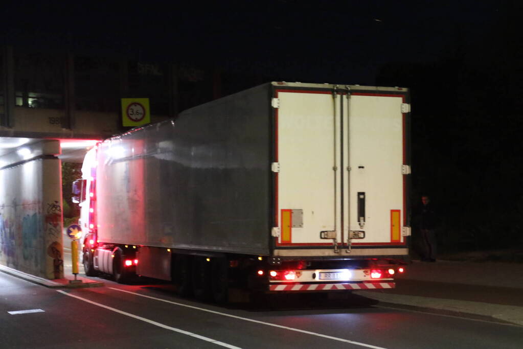 Verstoring treinverkeer door klemgereden vrachtwagen