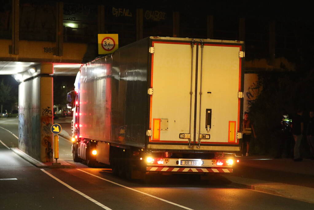 Verstoring treinverkeer door klemgereden vrachtwagen