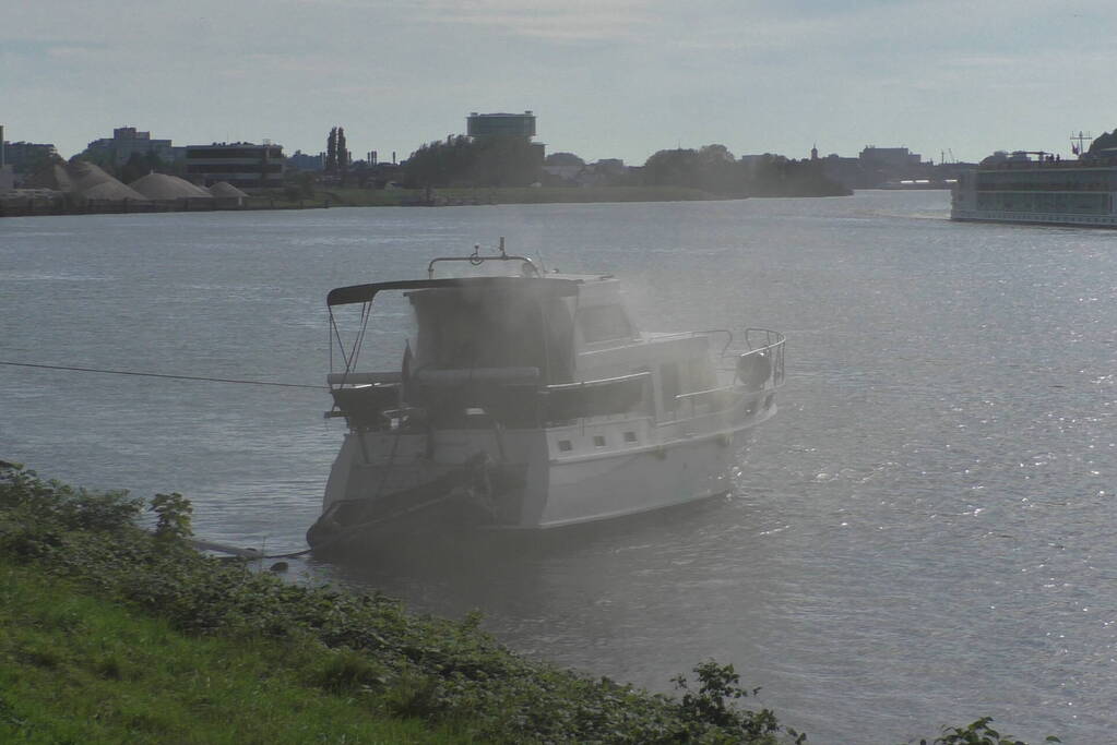 Flinke rookontwikkeling bij brand in plezierboot