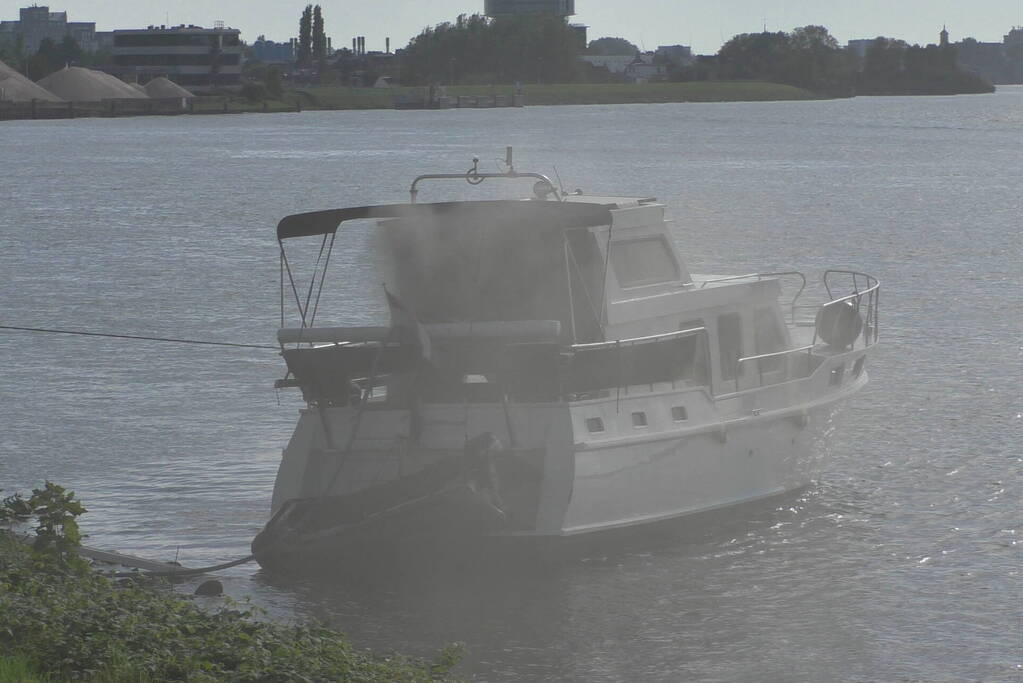 Flinke rookontwikkeling bij brand in plezierboot