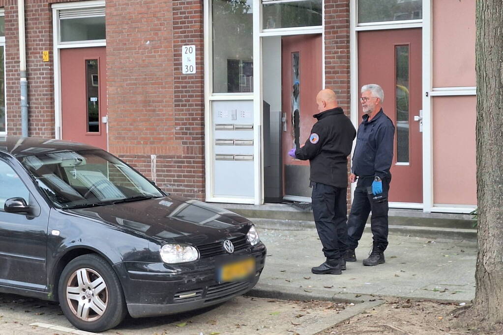 Explosie bij deur appartementencomplex