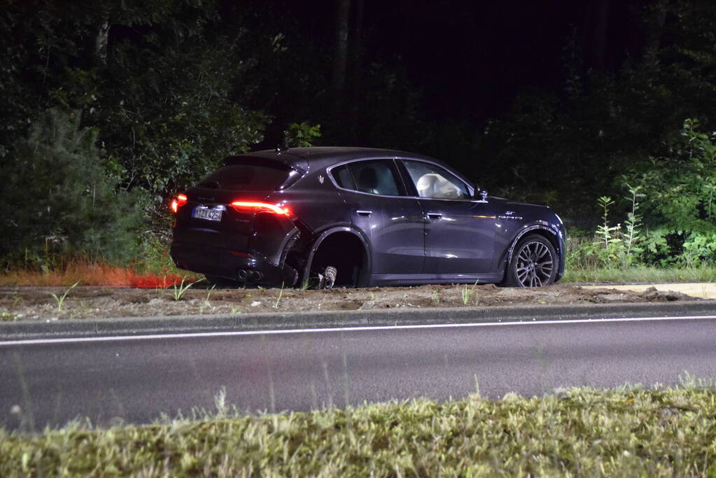 Achtervolging eindigt in crash, Maserati zwaar beschadigd