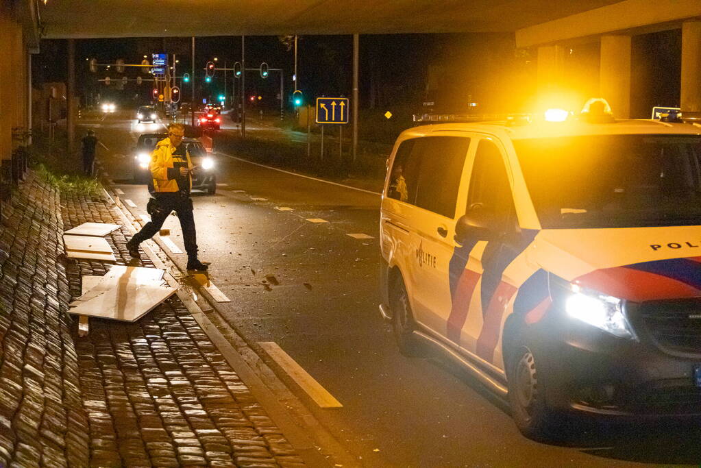 Vrachtwagen raakt onderkant van viaduct