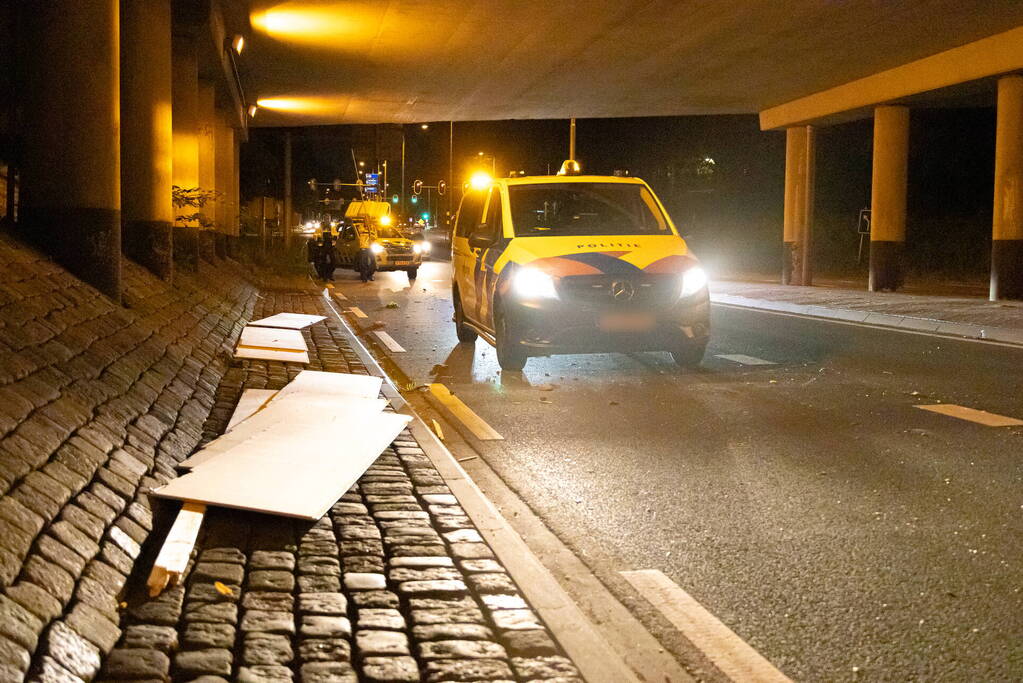 Vrachtwagen raakt onderkant van viaduct