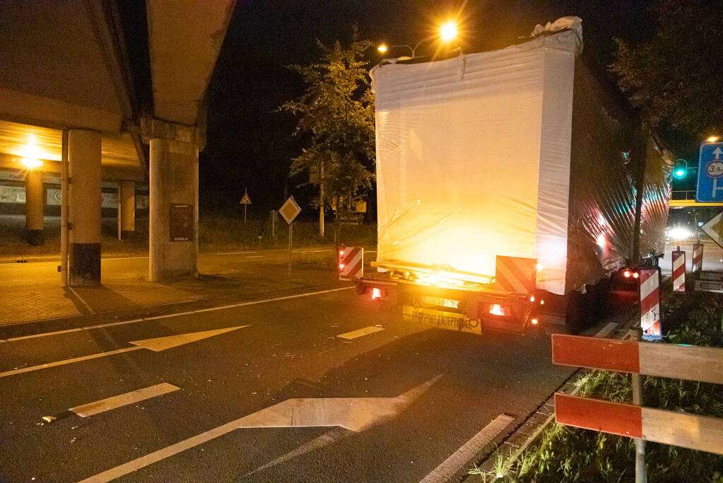 Vrachtwagen raakt onderkant van viaduct