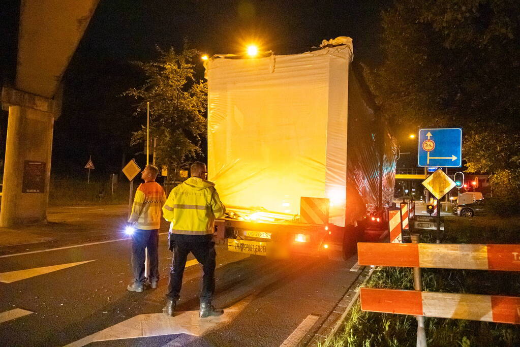 Vrachtwagen raakt onderkant van viaduct