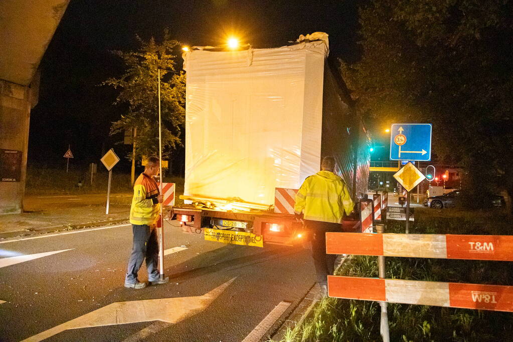 Vrachtwagen raakt onderkant van viaduct