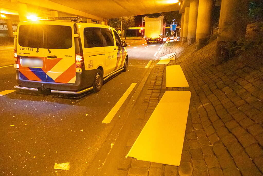 Vrachtwagen raakt onderkant van viaduct