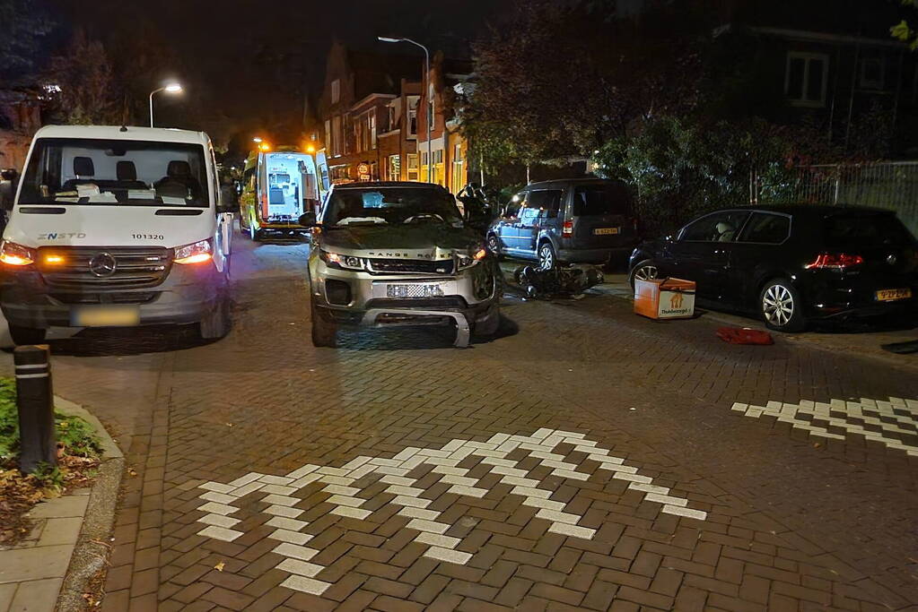 Scooterrijder ernstig gewond bij botsing met auto